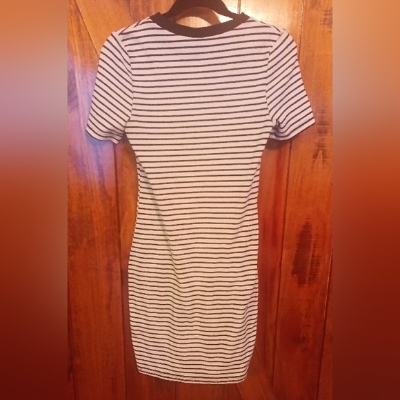🆓 With $25 Dollar Purchase! Divided (H&M) dress - Picture 4 of 4